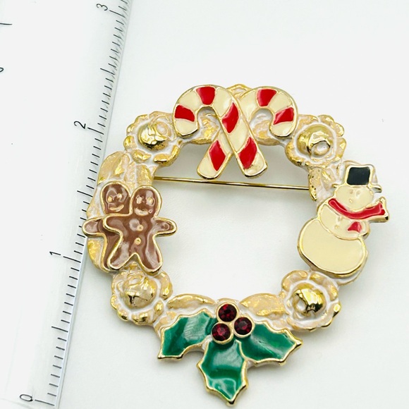 Vintage signed Christmas Wreath with snowman, candy cane, holly pin brooch - Picture 4 of 4